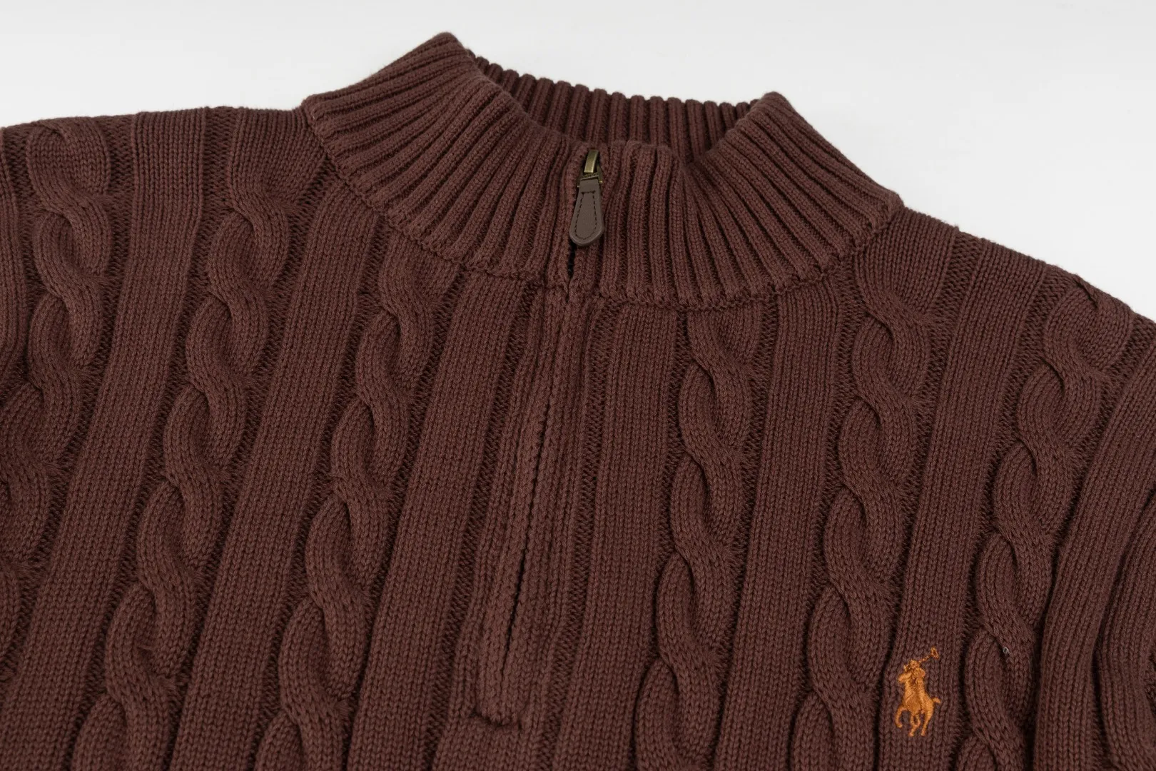 P236 #R92 RALPH LAUREN Ralph Lauren fifteen colors classic small label embroidery logo turtleneck pullover half-zip knitted cable sweater with high-density LOGO embroidery on the chest and original customized tag accessories. Made of pure cotton yarn, pure cotton is skin-friendly and comfortable, small label war horse embroidered twist turtleneck sweater 🐎 high quality, follow the blogger to learn how to wear it! Let’s buy a Ralph Lauren cable sweater. It’s a super hard-to-find series after it became popular. It’s hard to find one on the official website. It’s simple and practical to wear, with a lazy and loose feel. The thickened fabric has more texture, feels soft and delicate, and has a loose fit. Whether worn alone or layered, you can wear different styles of fashion with just one piece!   Size：XS S M L